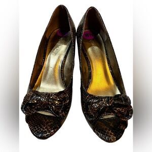 Anne Klein Snake Skin Ladies Peep Toe Wedge with Bow Womens Size 8.5 Shoes